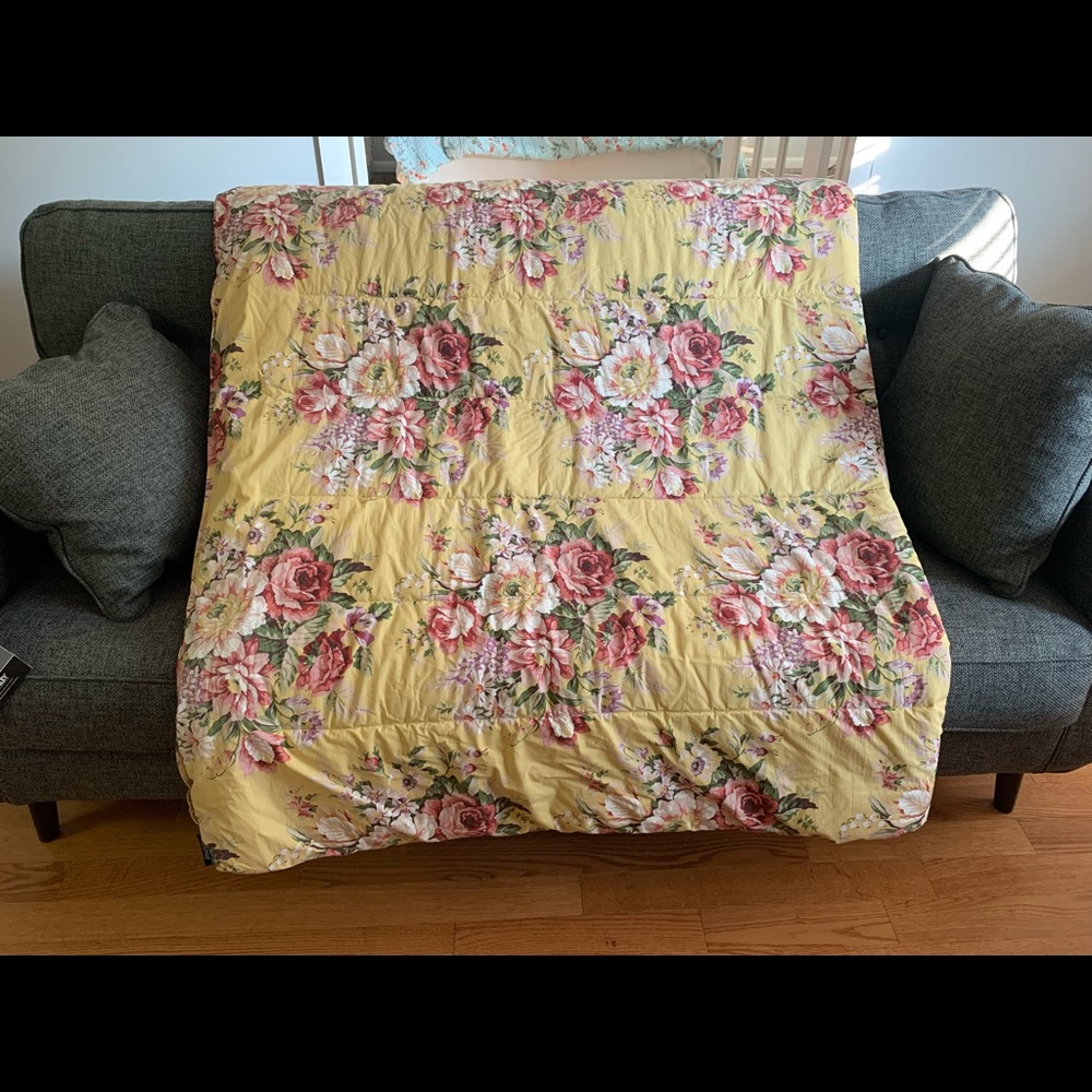 Ralph Lauren heavy duty comforter. Smoke free and Pet free home